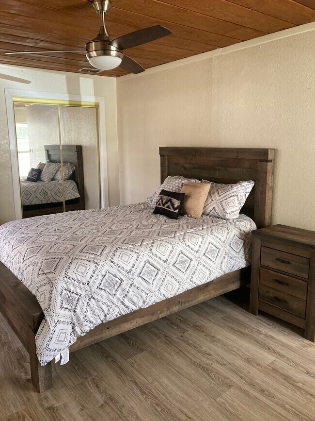 Building Photo - 15848 Lake Iola Rd