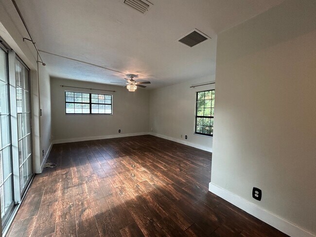 Building Photo - STUNNING 4BR/2BA Home with PRIVATE POOL & ...