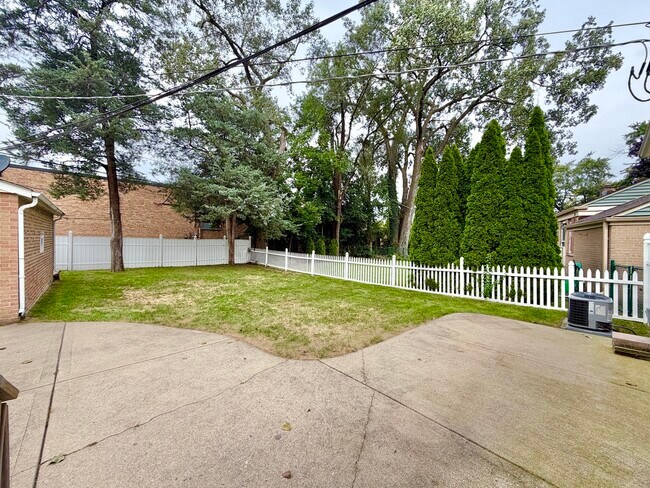 Building Photo - 5816 W Greenleaf Ave