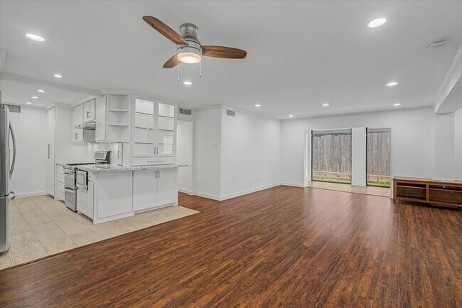 Building Photo - 7575 Katy Fwy