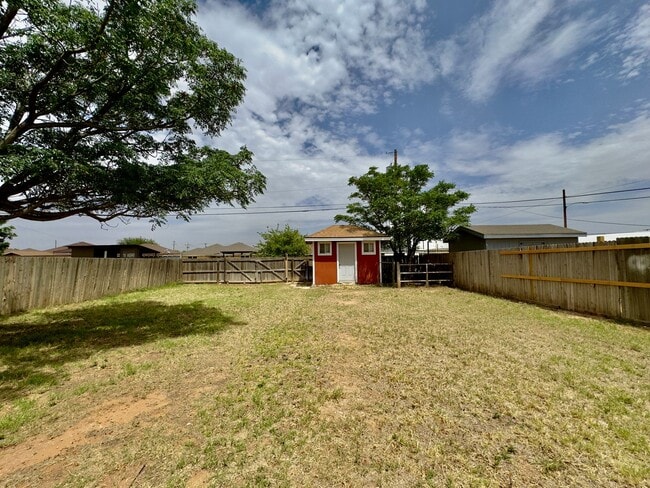 Building Photo - House For Rent