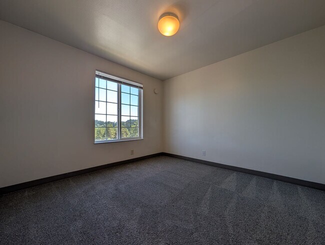 Building Photo - 2-Bedroom, 1-Bath 2-Story Townhouse Apartment Off Bailey Hill!