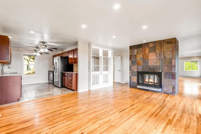 Building Photo - 703 Orion Dr