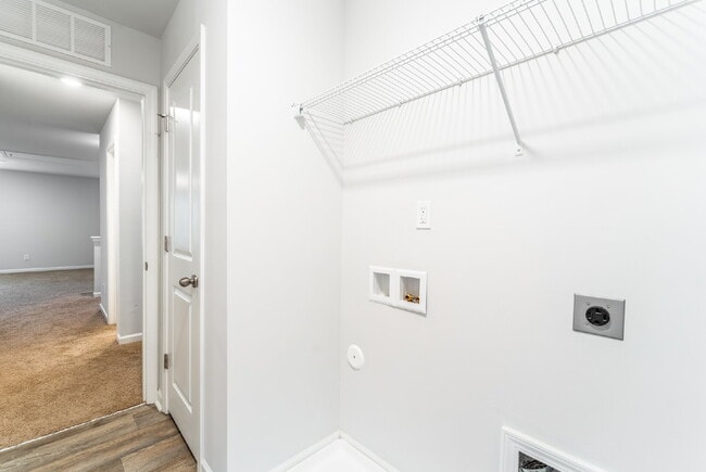 Building Photo - Spacious house with large office and 3 bedrooms in pool community. Available after July 10!