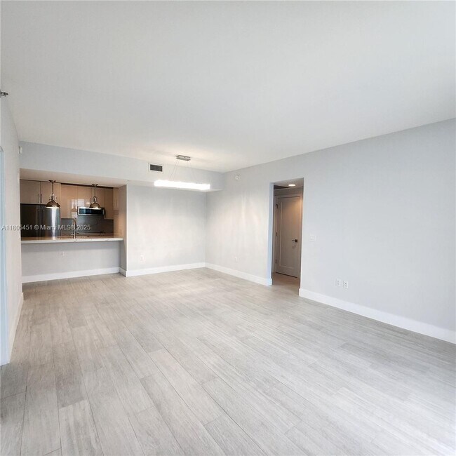 Building Photo - 950 Brickell Bay Dr