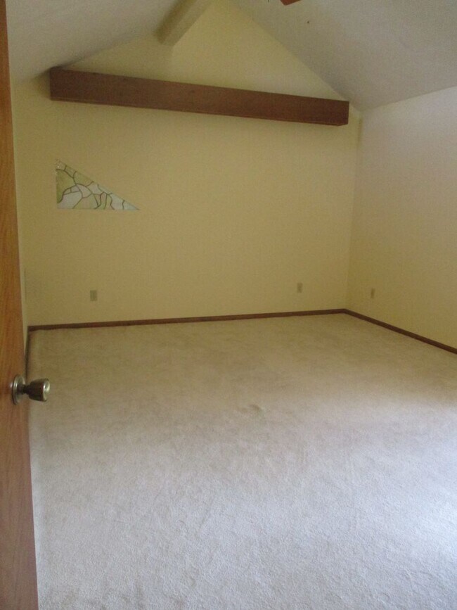 Building Photo - ( Oakcrest) 3/ 2 spacious home