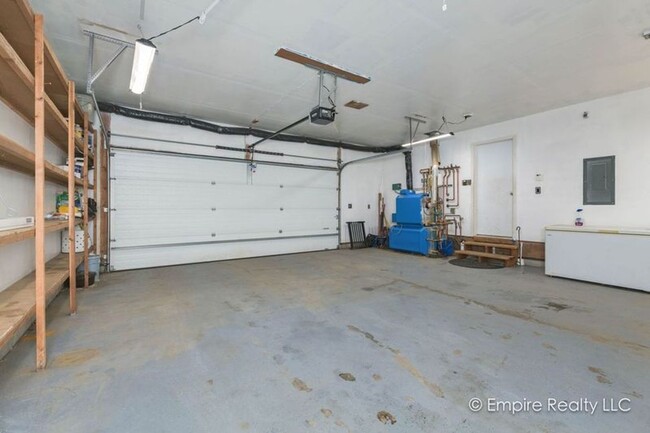 Building Photo - 4 Bed 3 Bath Home off of Gold Hill Rd- PET...