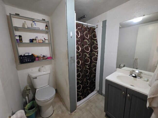 Building Photo - 1 Bedroom, 1 Bathroom with Off Street Parking - Available September 10th!