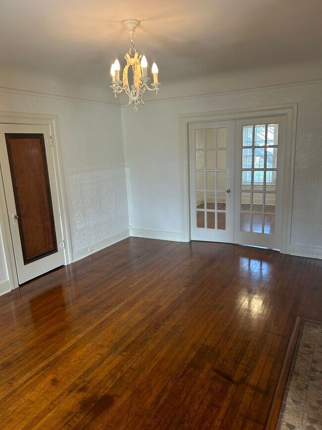 Building Photo - 1037 W Magnolia Ave