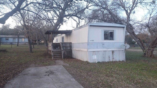 Building Photo - 3 Bedroom 2 Bath Home on large lot