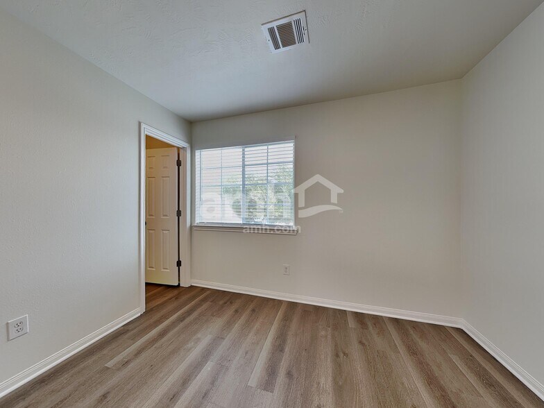 Building Photo - 910 Redcrest Springs Ct