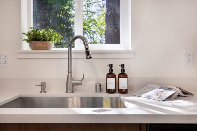 Building Photo - 11520 Roosevelt Way NE