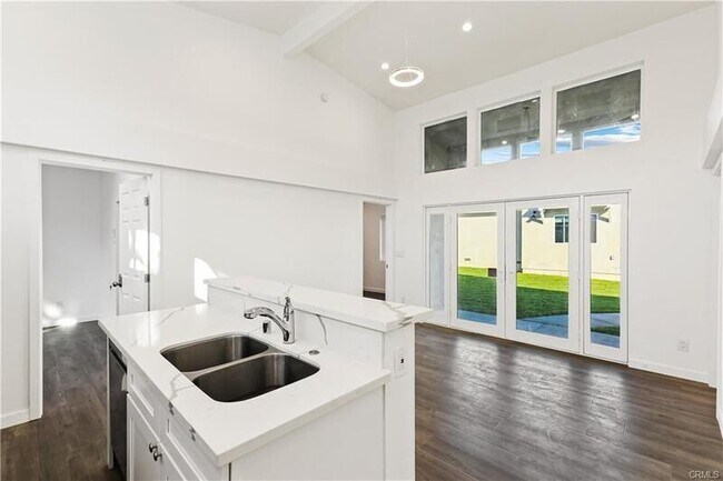 Building Photo - 552 N Cambridge St