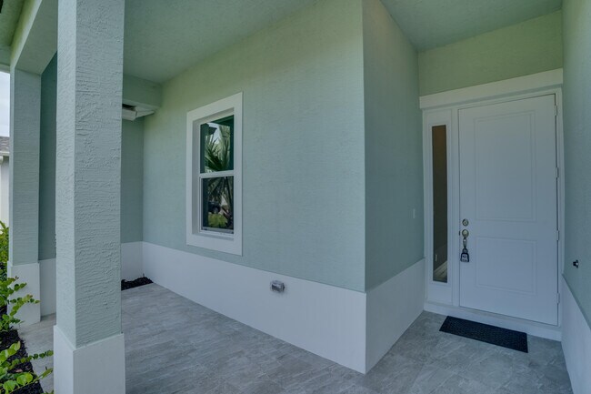 Building Photo - 388 SW Vista Lake Dr