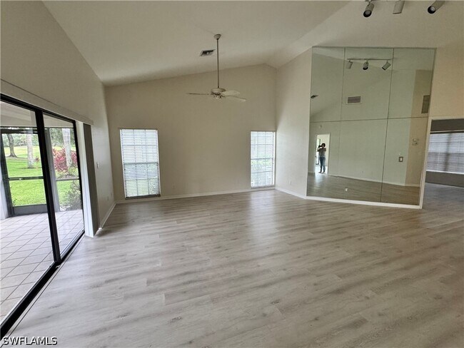 Building Photo - 1351 Park Lake Dr