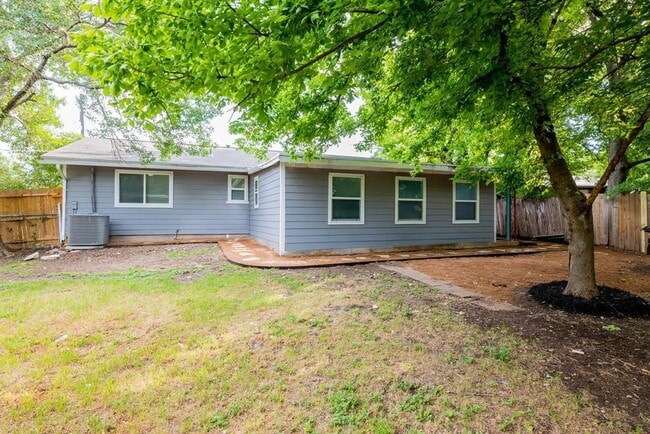 Building Photo - 1000 Plymouth Dr