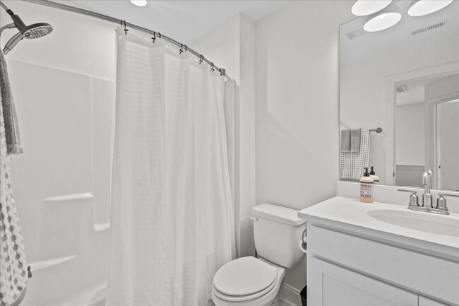 Building Photo - 4 bedroom 3.5 bath with the Bonus room and...