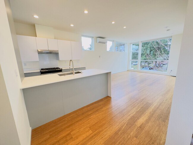 Building Photo - 3 Bedroom Central District Townhome w/ Garage, AC & Rooftop Deck