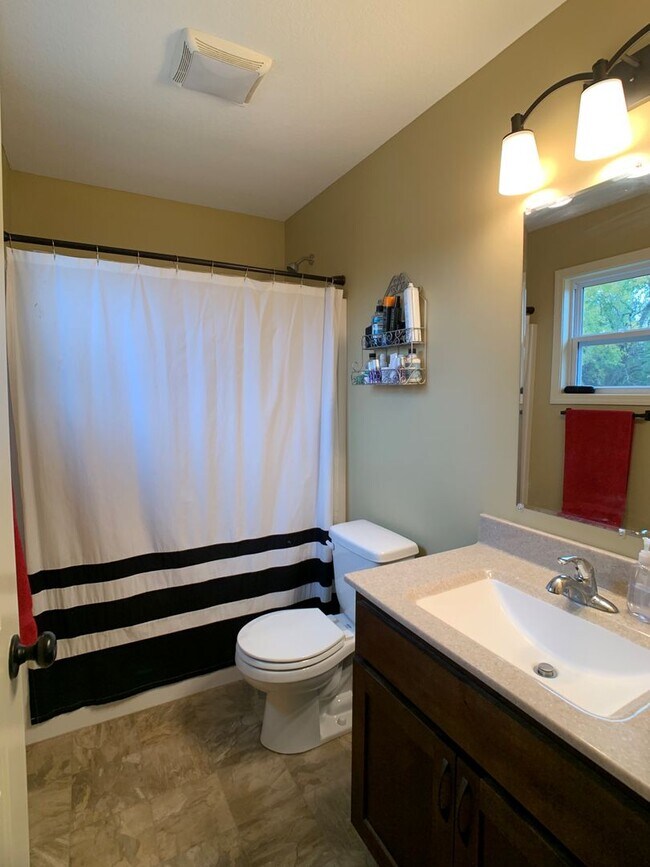 Building Photo - WOODED LOT! PRIVATE DRIVEWAY!