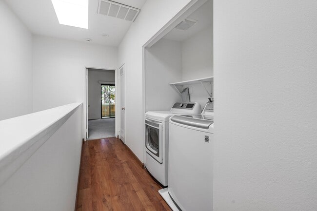 Building Photo - Spacious 2BR/2.5BA Townhome in Prime Milpi...