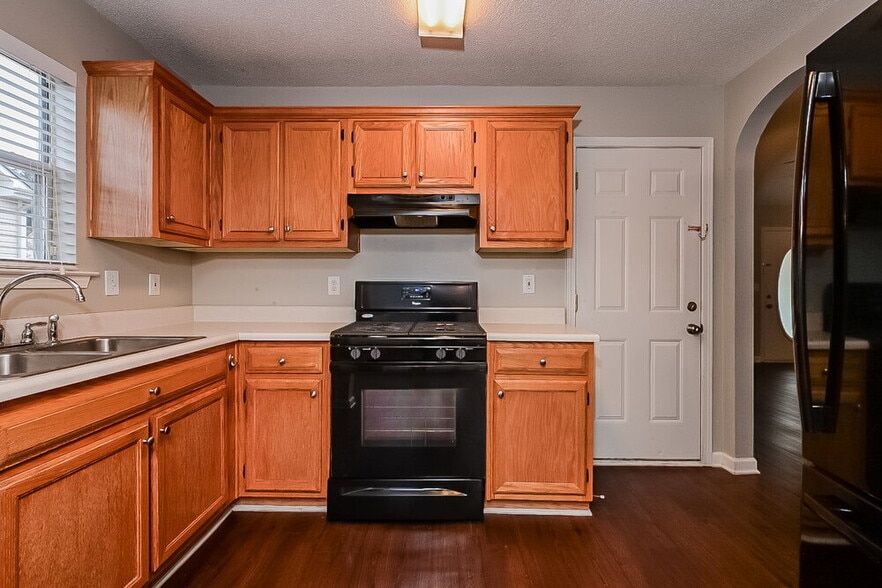 Building Photo - 507 Creekview Overlook