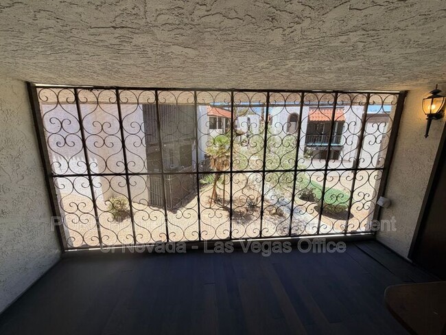 Building Photo - 1405 E Vegas Valley Dr
