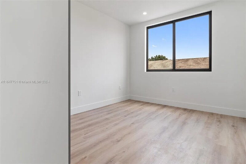 Building Photo - 135 SW 114th Ave