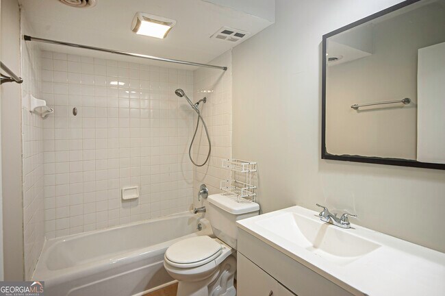 Building Photo - 3099 Colonial Way