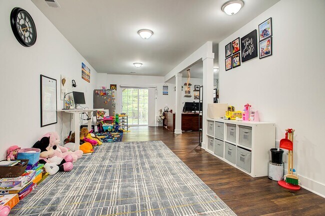 Building Photo - 100 Valentino Dr