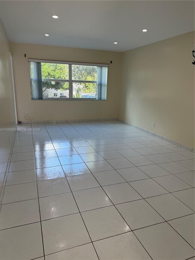 Building Photo - 5061 W Oakland Park Blvd