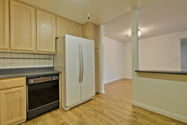 Building Photo - 2-bedroom, 2-bathroom condo in Awesome Mou...