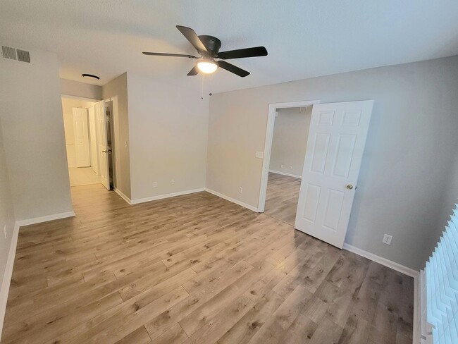 Building Photo - Townhome in University Area; Master on Main!