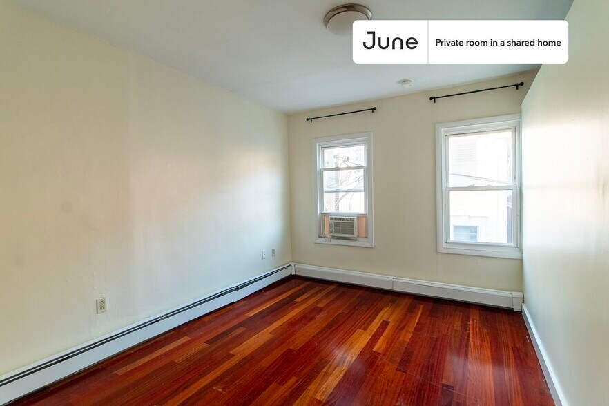 Building Photo - Private bedroom in 5 bed/2 bath Home