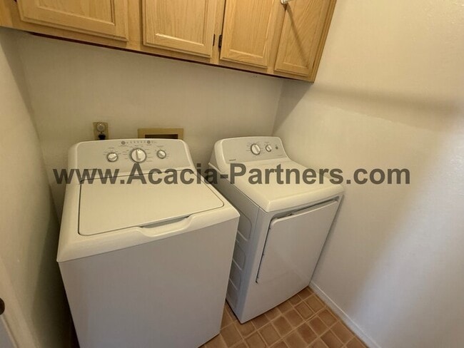 Building Photo - Three Bedroom/Two Bath Home
