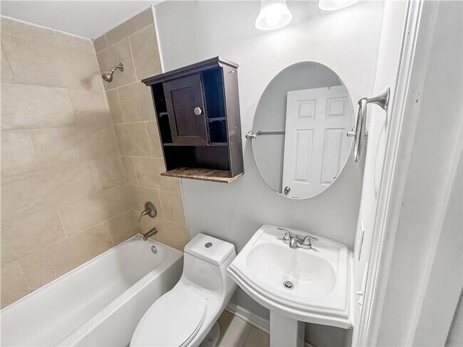 Building Photo - Stylish 4-Bed Home Near Downtown Atlanta –...
