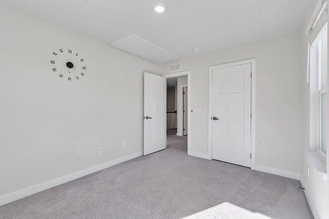 Building Photo - Beautiful 3 Bedroom, 2.5 Bathroom Townhome with 1-Car Garage $1,650/mo rent