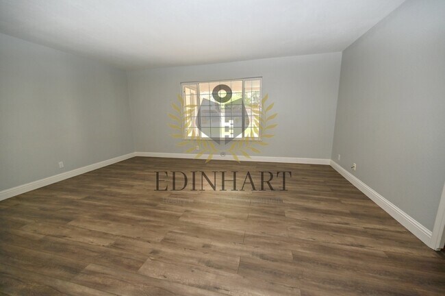 Building Photo - 412 W Sample Ave