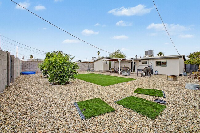 Building Photo - 2025 E Howe Ave