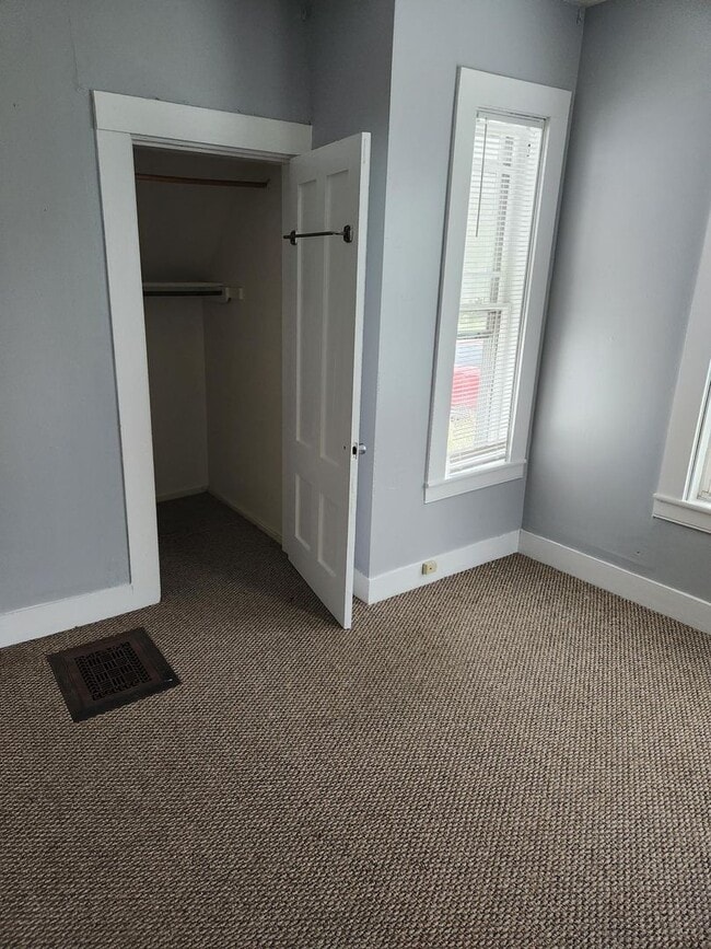 Building Photo - - Walking distance to Downtown Ellsworth -...
