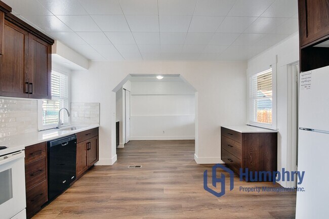 Building Photo - Charming home within walking distance to the greenbelt.