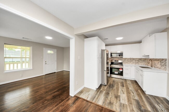 Building Photo - 608 Thomas Ave