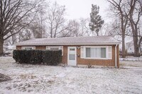 Building Photo - Nice ranch style three bedroom home in washington local schools