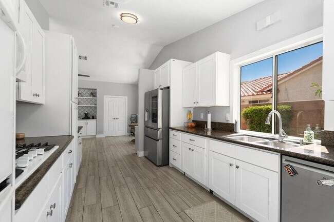 Building Photo - 39369 Regency Way