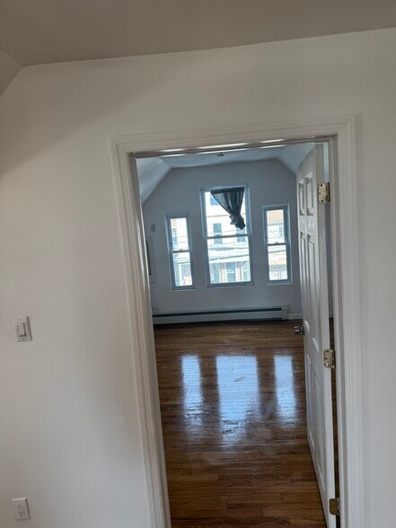 Building Photo - 1027 Wilcox Ave