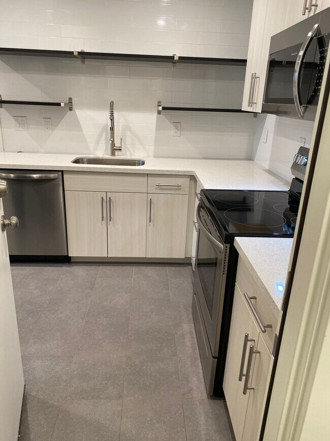 Building Photo - New Full Remodel Modern Alberta Arts Spaci...