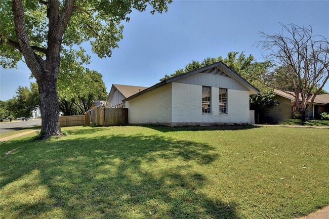 Building Photo - 1301 Thornridge Rd