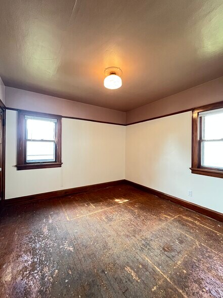 Building Photo - 1109 S 71st St
