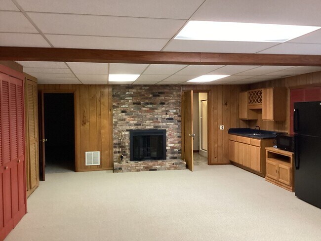 Building Photo - Beautiful Brick Ranch in Desirable Golf Course Community