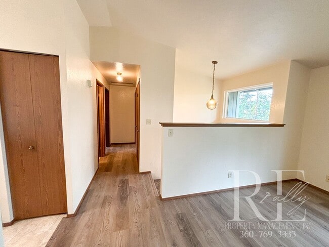 Building Photo - Charming 2-Story Duplex in Silverdale