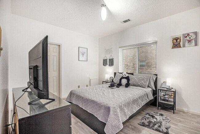 Building Photo - 15106 Dawnbrook Dr